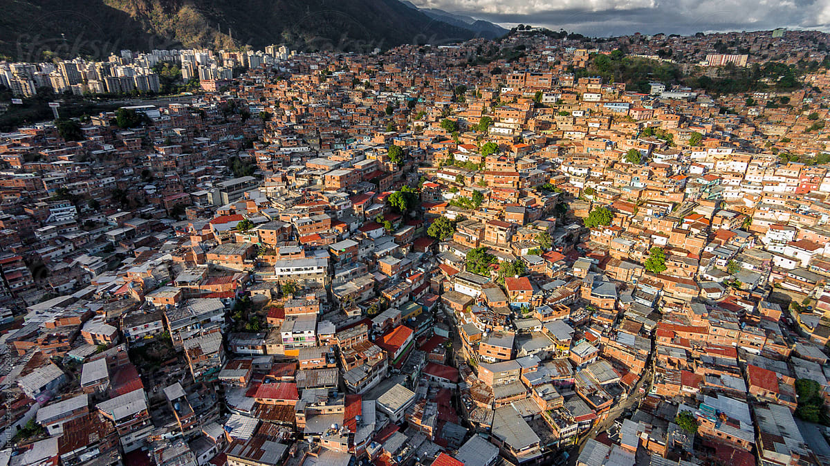 Венесуэлка раздевается на фоне городских видов Каракаса