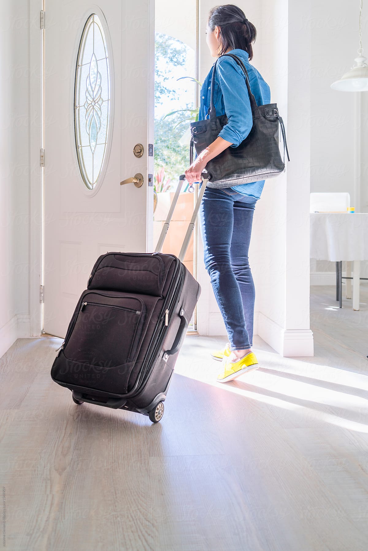 Woman Packs Up Home And Sets Off For A New Destination Del