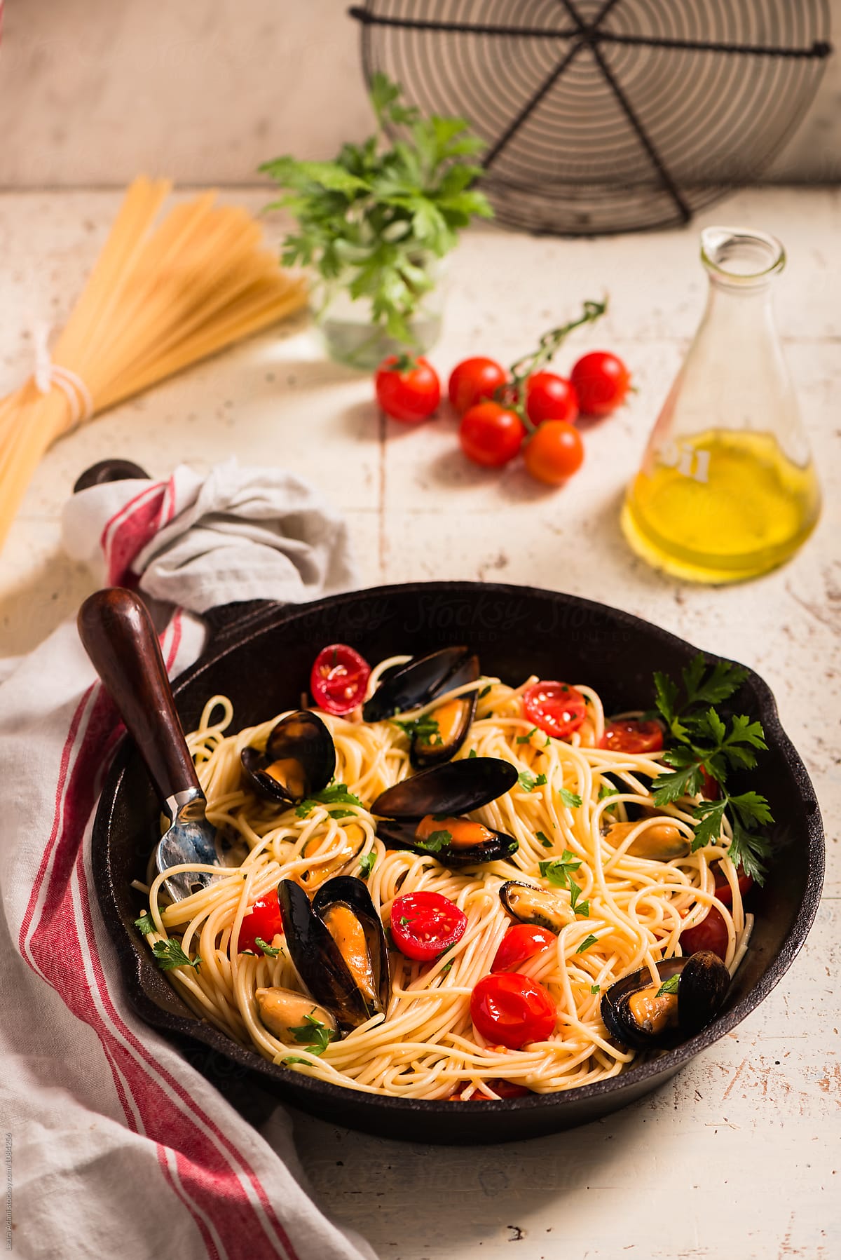 Spaghetti with mussels and cherry tomatoes