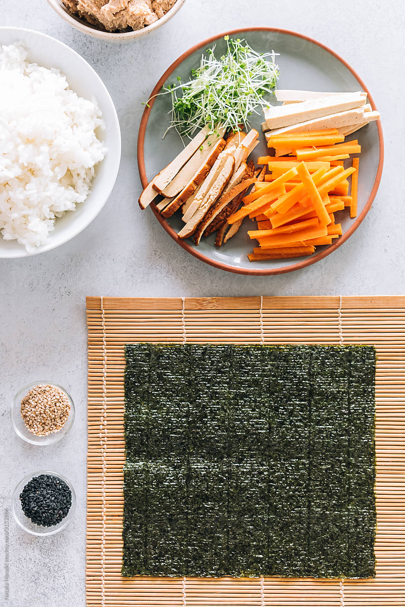 Making vegan maki sushi