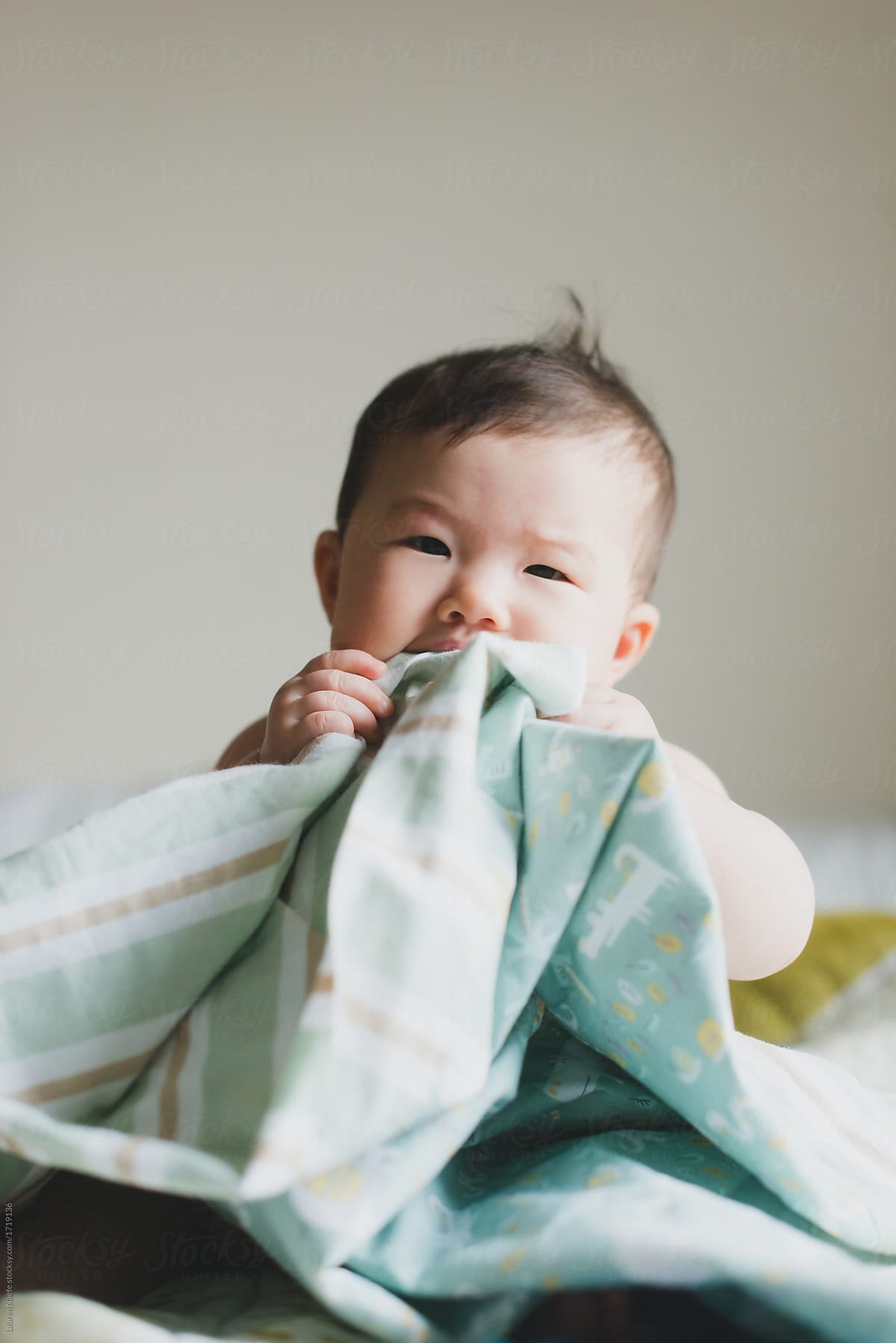 Baby chewing blanket