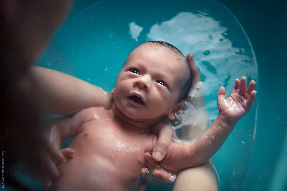 Новорожденный ребенок первое купание. Купание грудничка. Купание новорожденного ребенка. Купание новорожденного мальчика. Младенец купается.