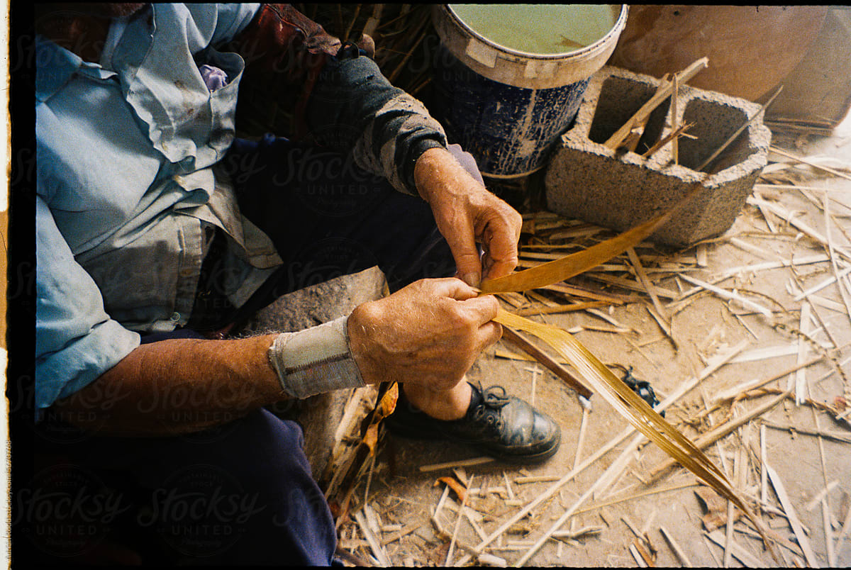 Crafting Wisdom: Elderly Artisan\'s Skilled Hands