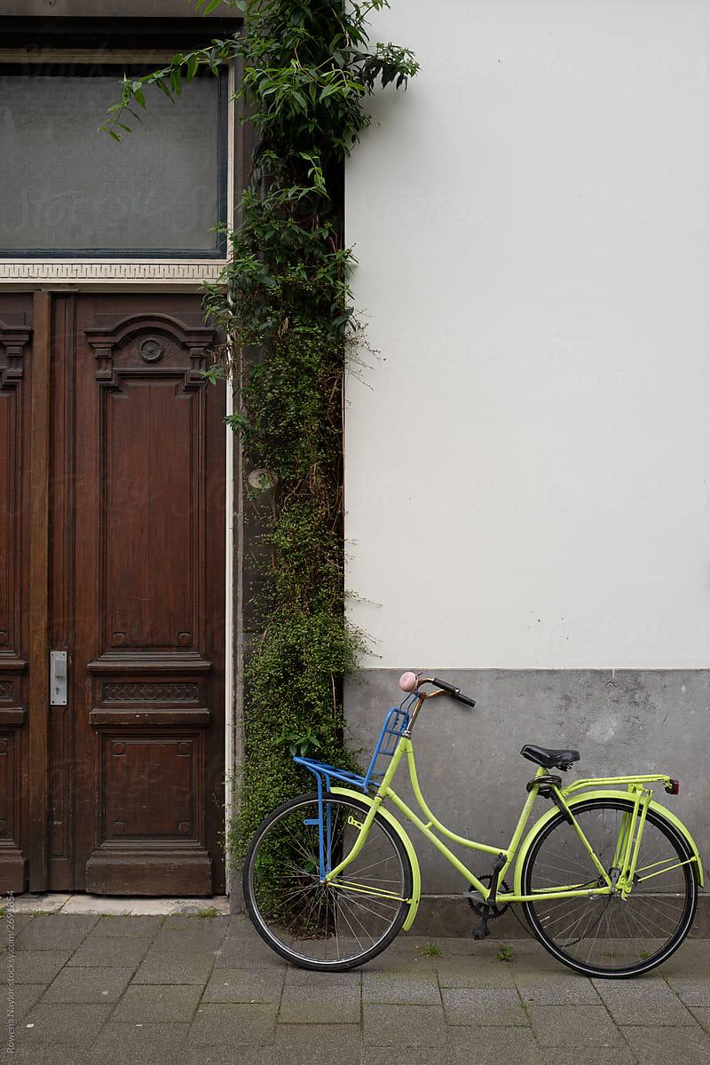 Vintage style bike left outside house in Bruges