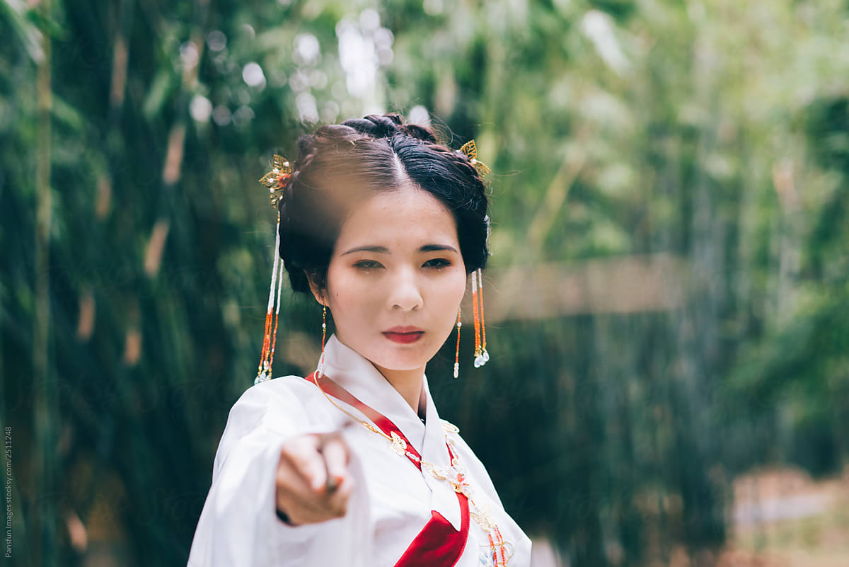 Traditional Chinese Woman Images – Browse 109,315 Stock Photos