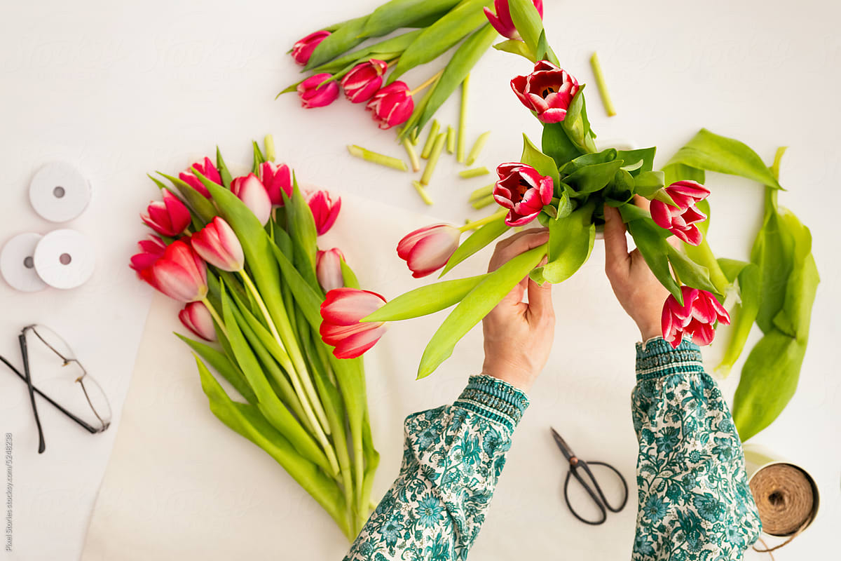 Making red tulips flower bouquet