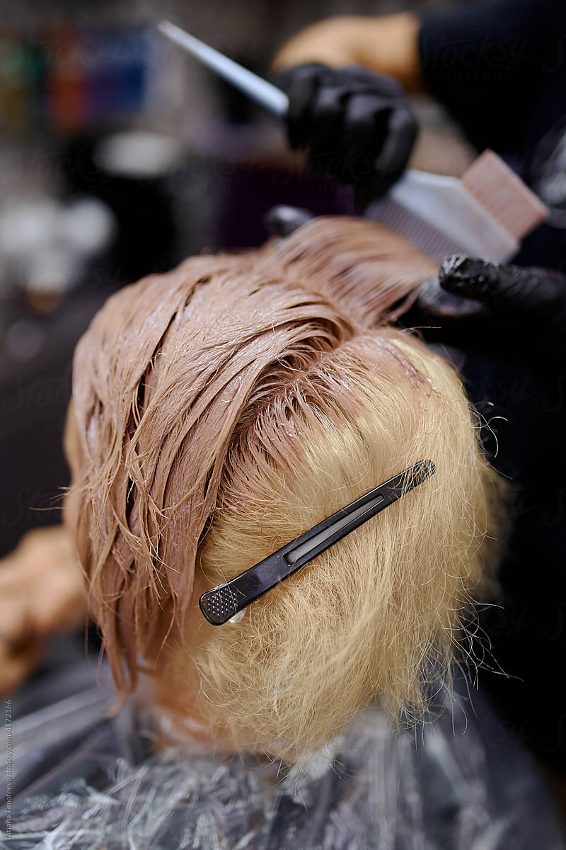hair master dyes hair hair with beauty salon