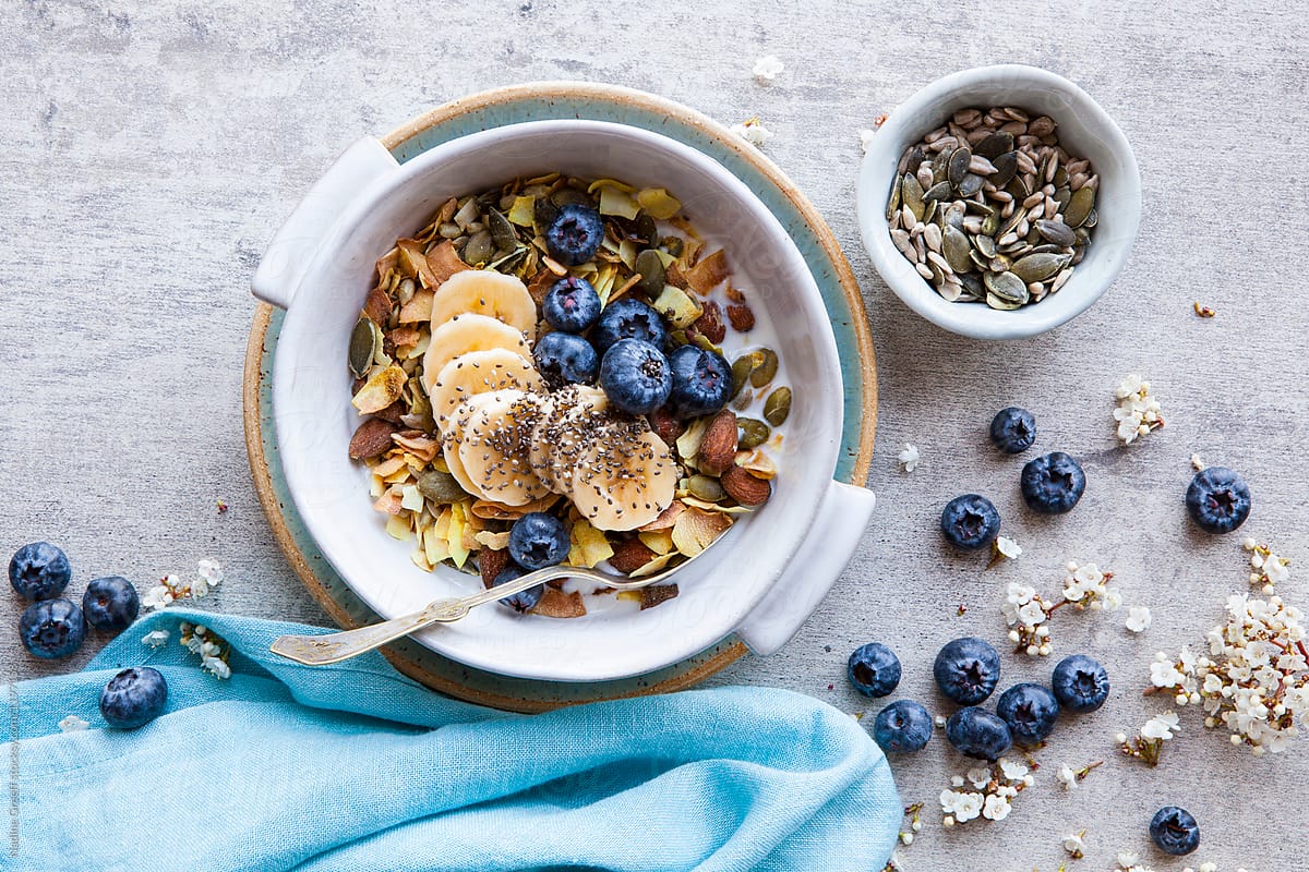 Granola with banana and blueberries
