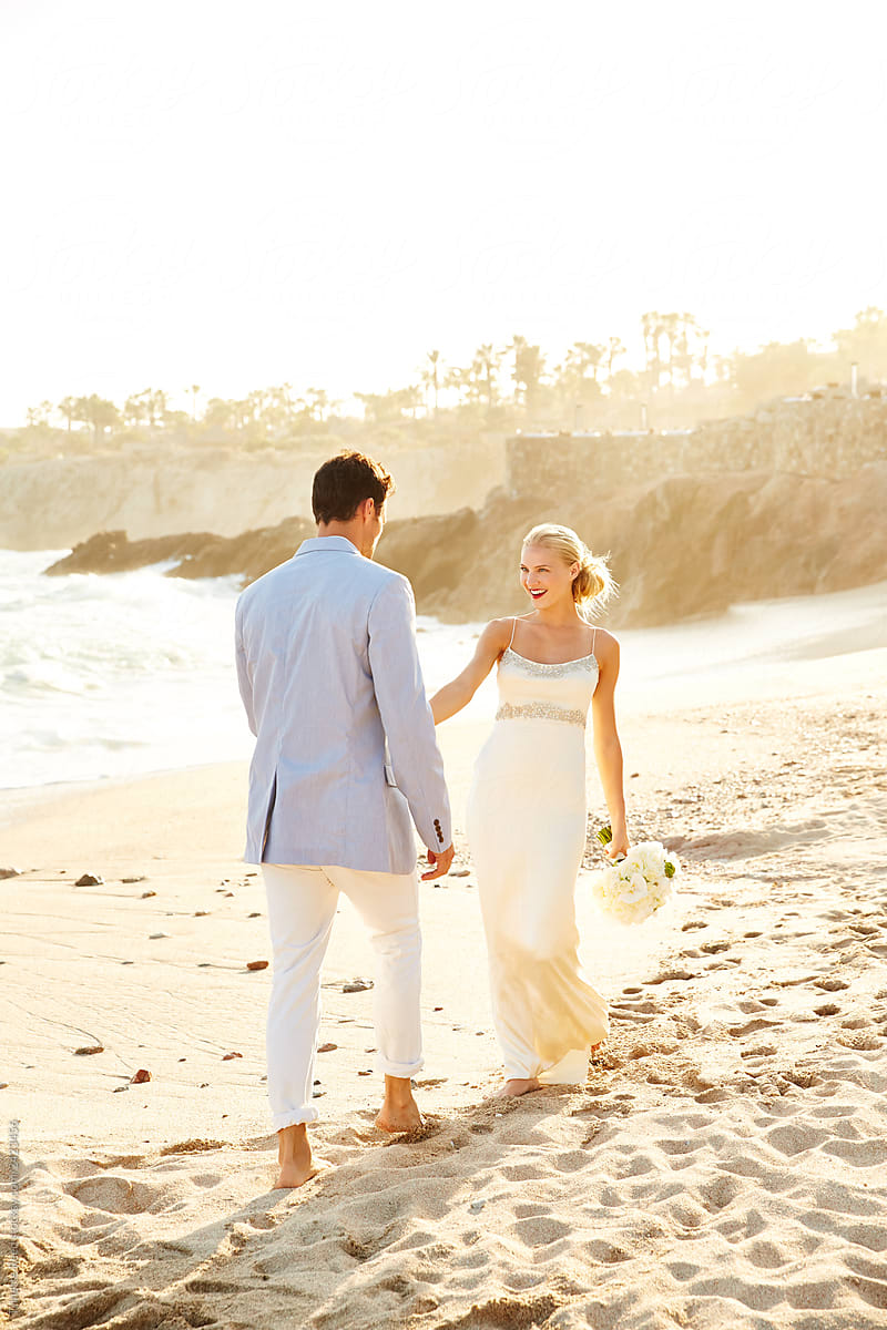 Newlywed couple on the beach in Mexico