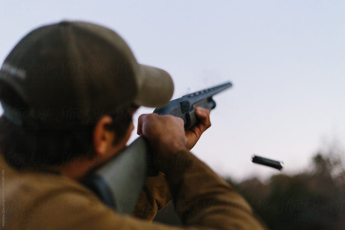 Person Aiming Gun At Target And Shooting Shotgun» del colaborador