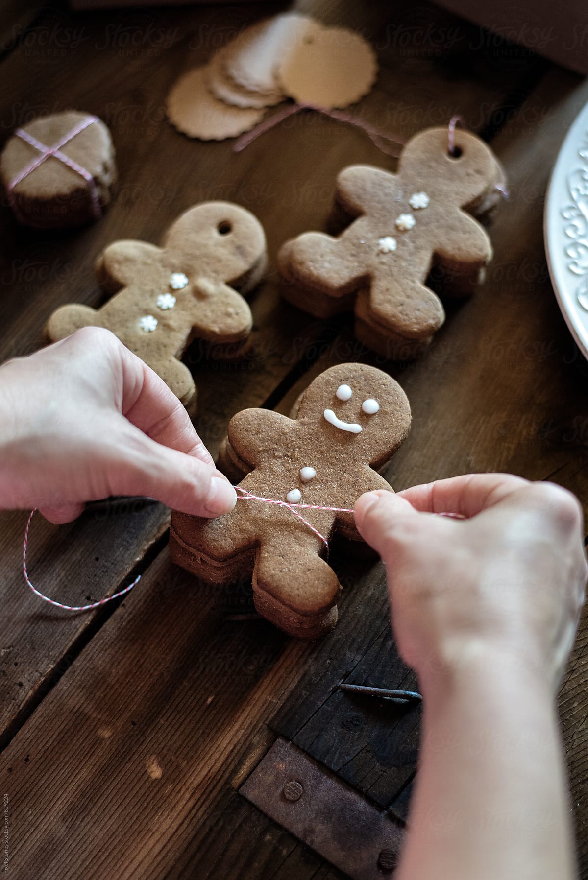 Gift-wrapping Gingerbread men cookies