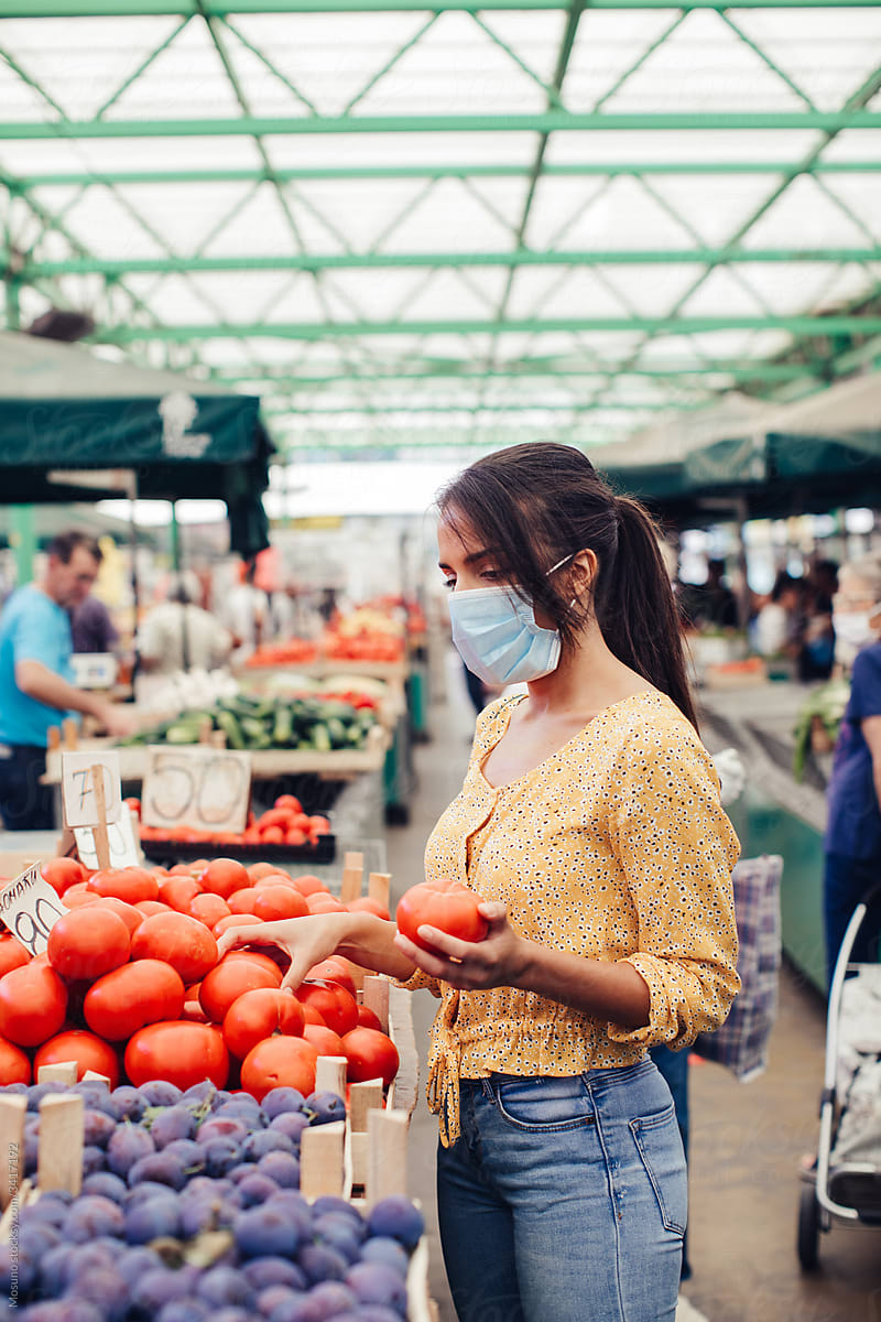 Young woman at the Farmer\'s Market