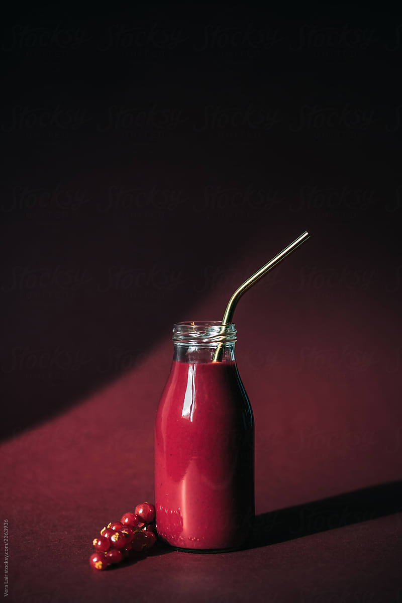Red smoothie, currants and metal straw