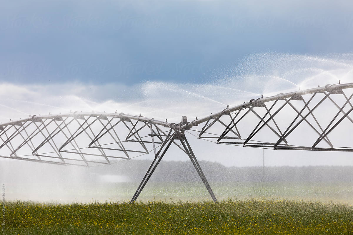 Pivot irrigation farm water gantry