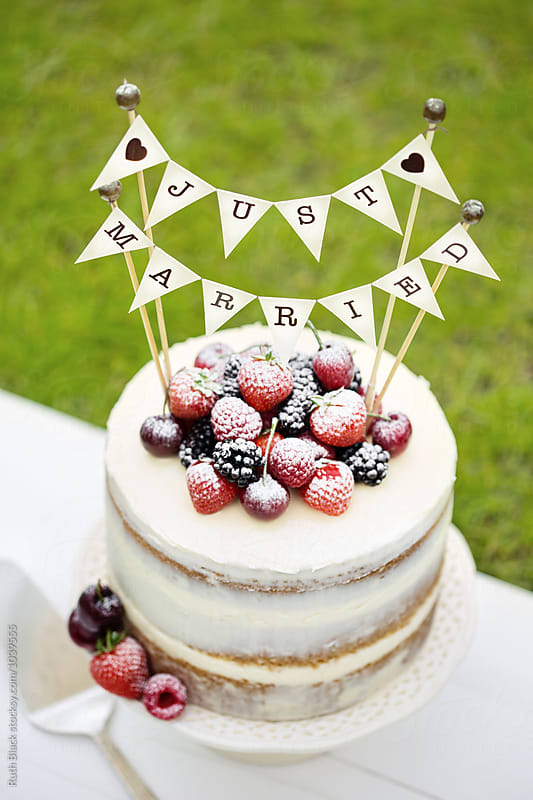Wedding cake with fresh berries