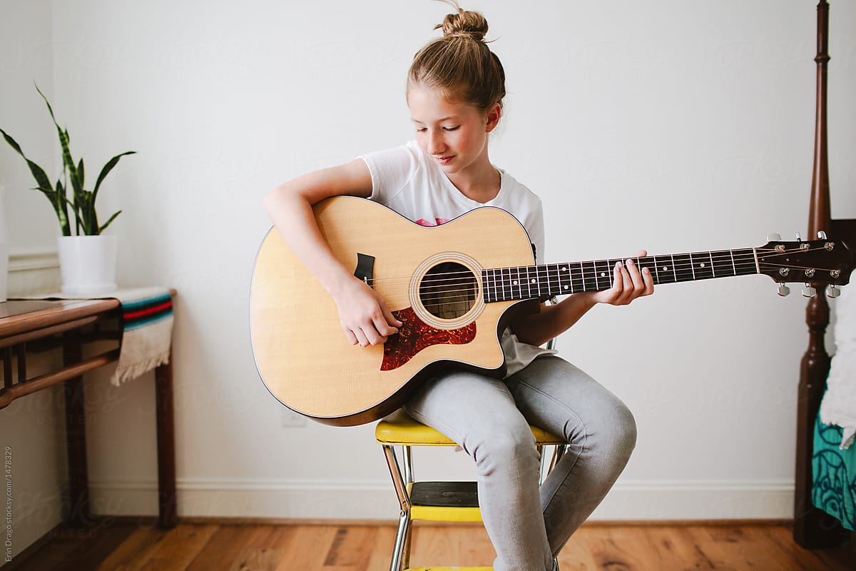 Young Girl Playing Guitar porErin Drago