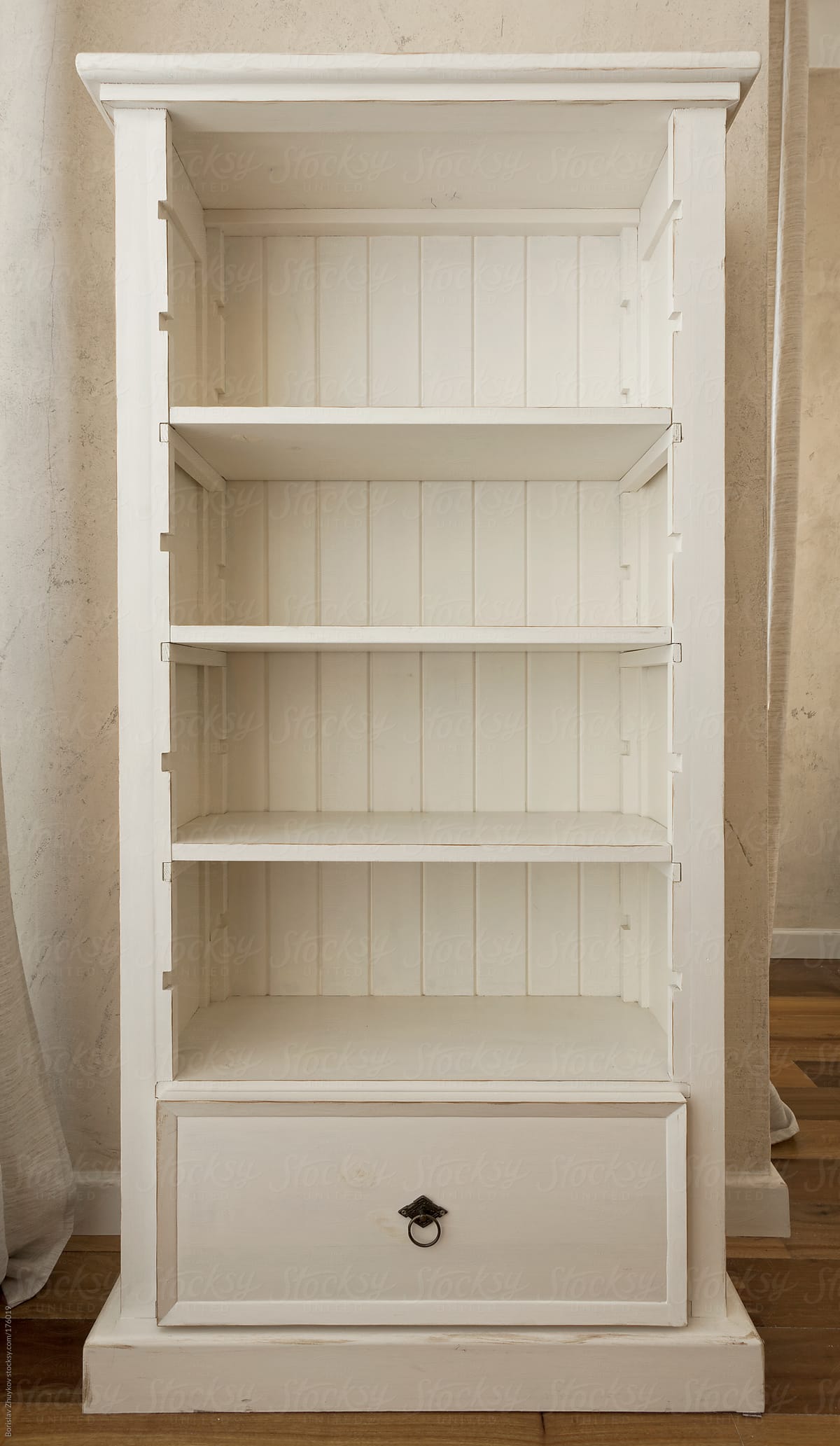 Еmpty shelves