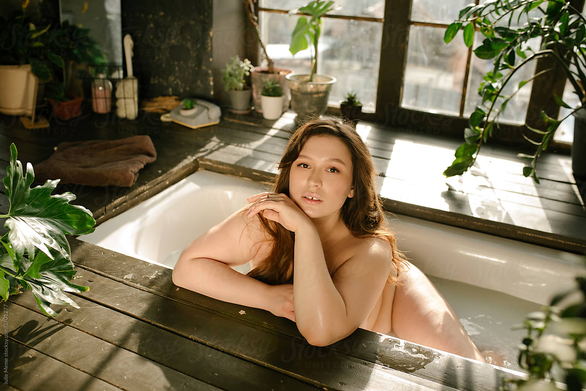 Naked Young Plump Woman Lying In Bathtub With Hands On Wooden Slab/ pic picture
