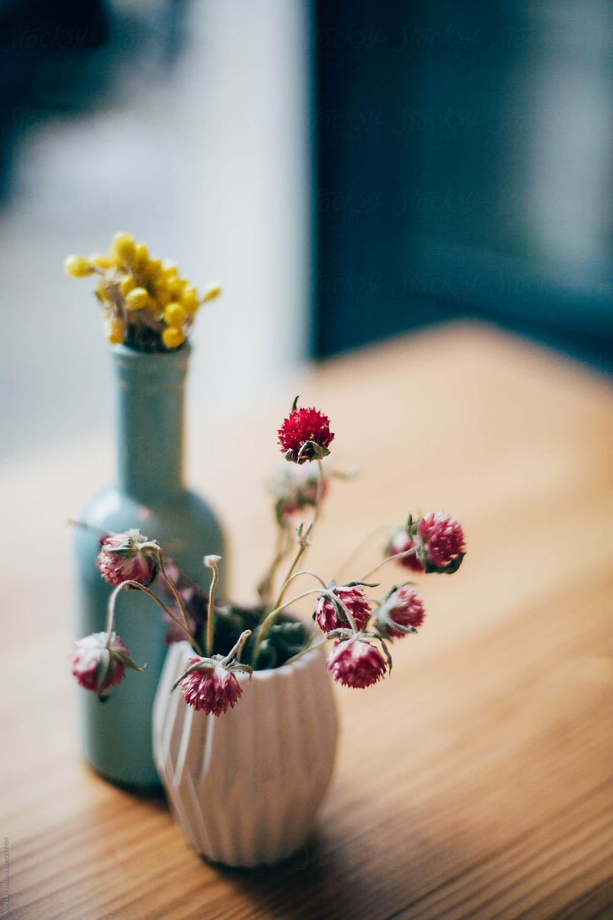 Two little vases with dried flowers
