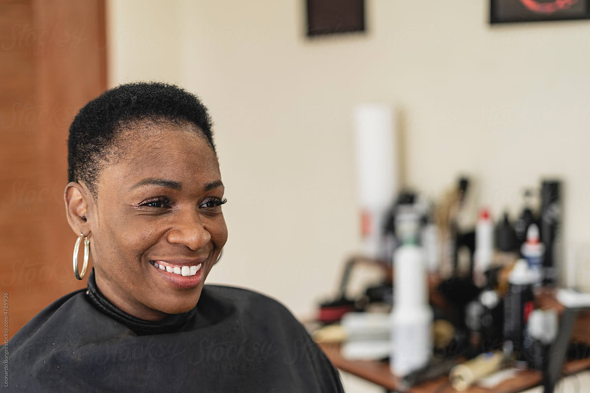 Black woman at the hairdresser\'s.