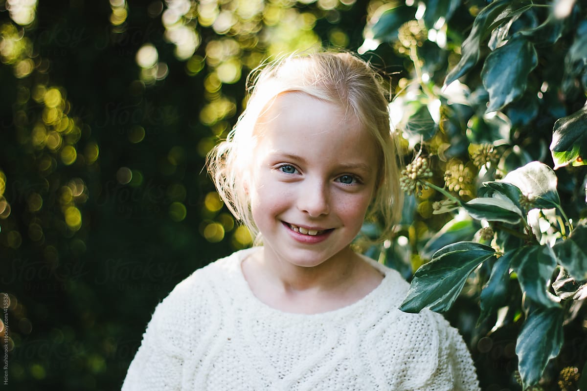 «A Smiling Little Girl Outdoors, Among Trees.» del colaborador de ...