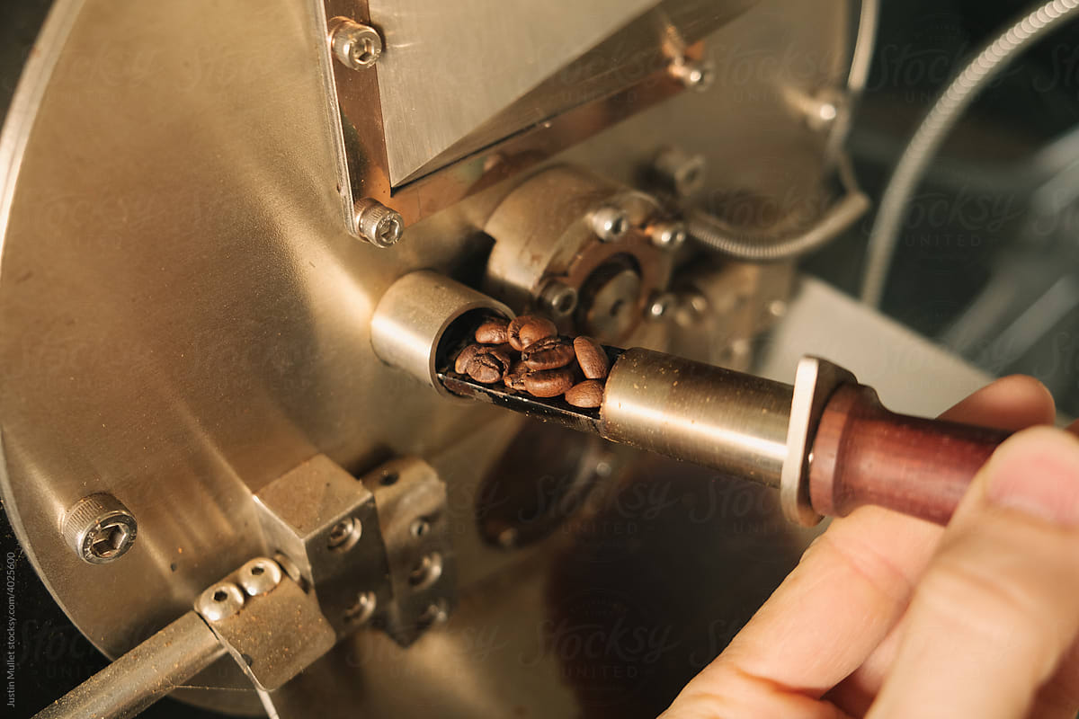 Roasting coffee using a manual machine
