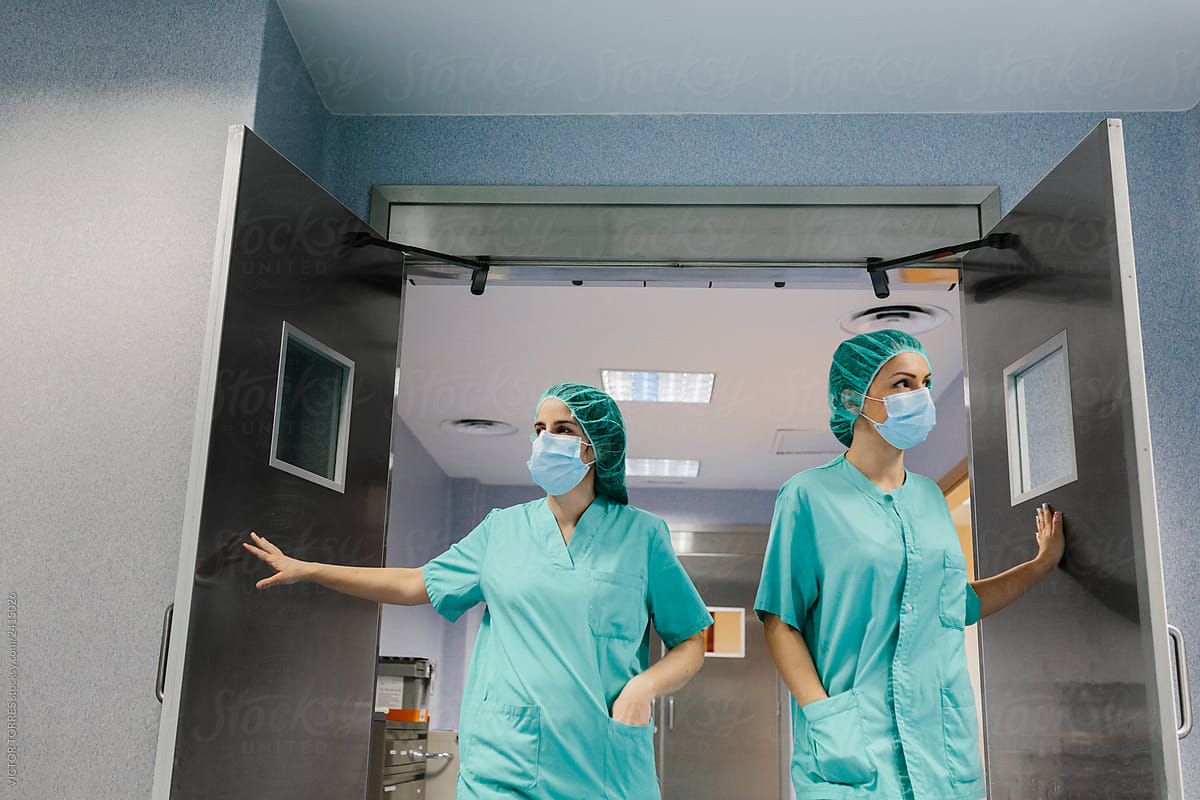 Surgeon women coming into the operating room