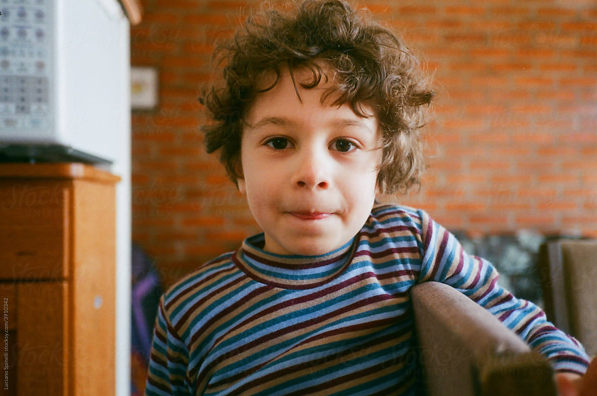 Boy with curly hair looking to the camera