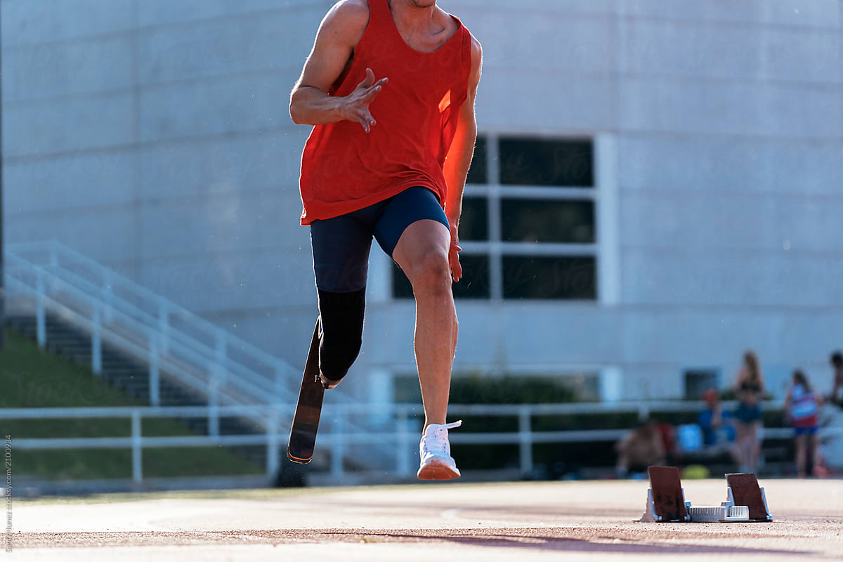 Unrecognizable man athlete training with leg prosthesis