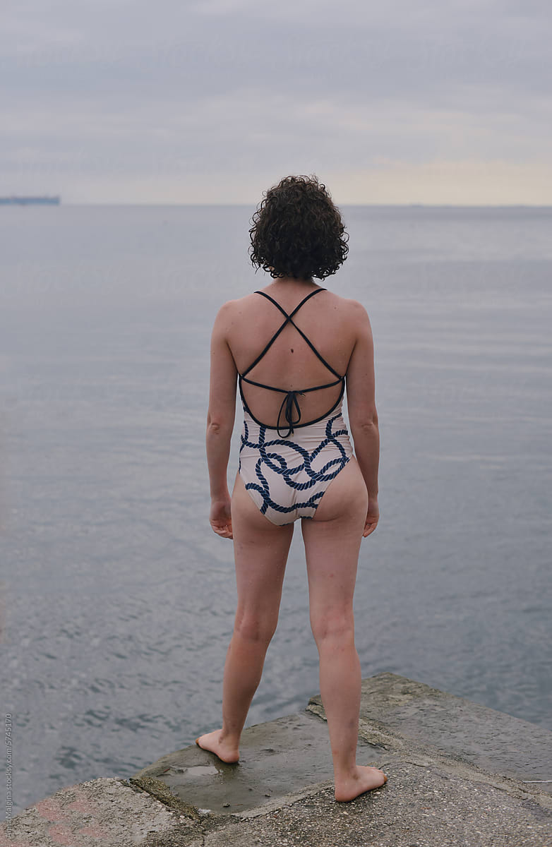 Anonymous woman ready to jump in a sea