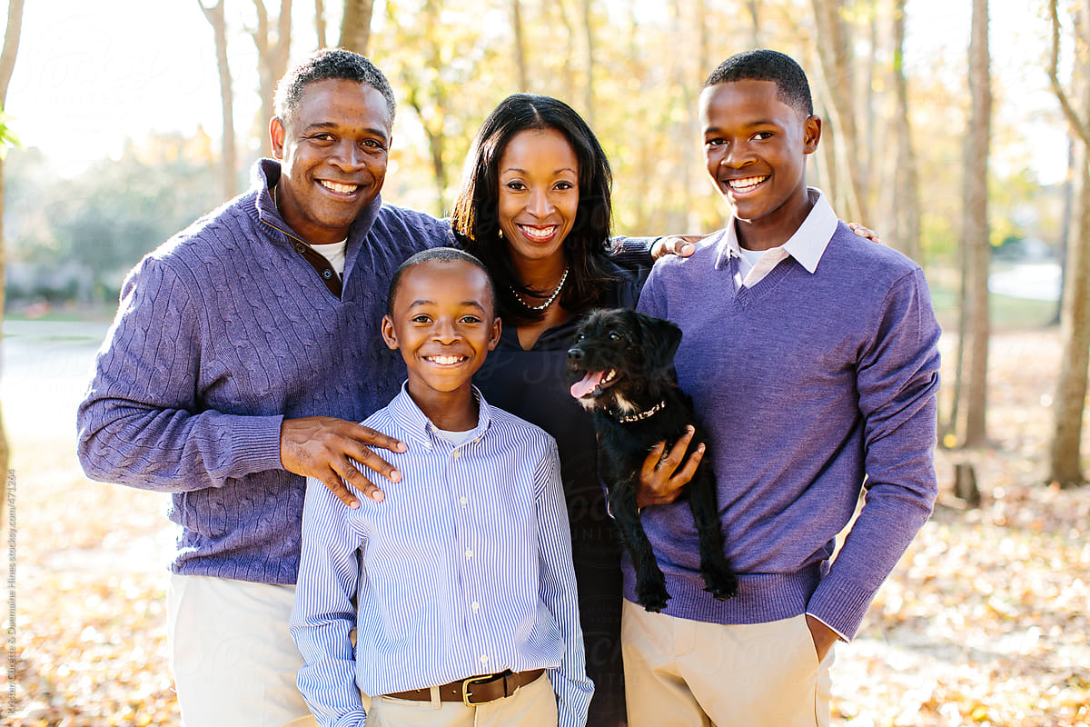 Темнокожее население. Американская семья. Семья афроамериканцев. Чернокожая семья. Белая американская семья.
