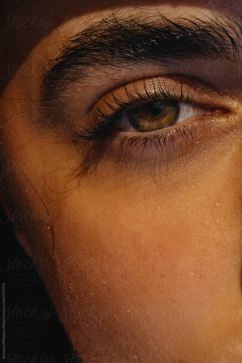 Close Up woman\'s portrait with brown eyes in sun light