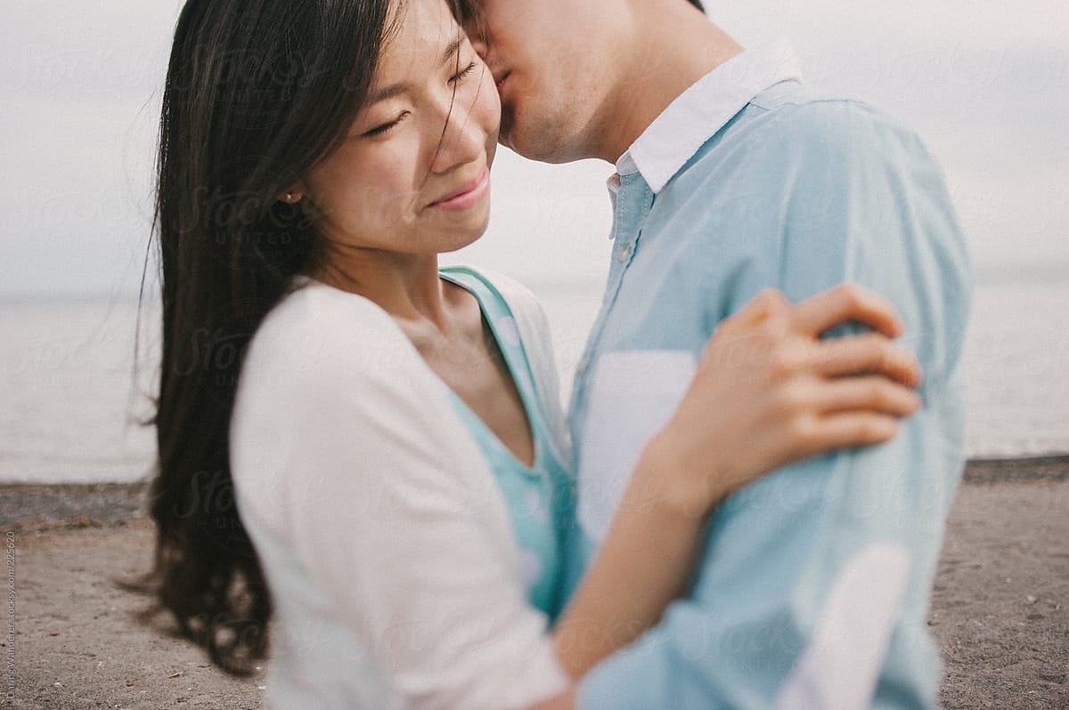 «couple Hugging And Kissing On The Beach Del Colaborador De Stocksy