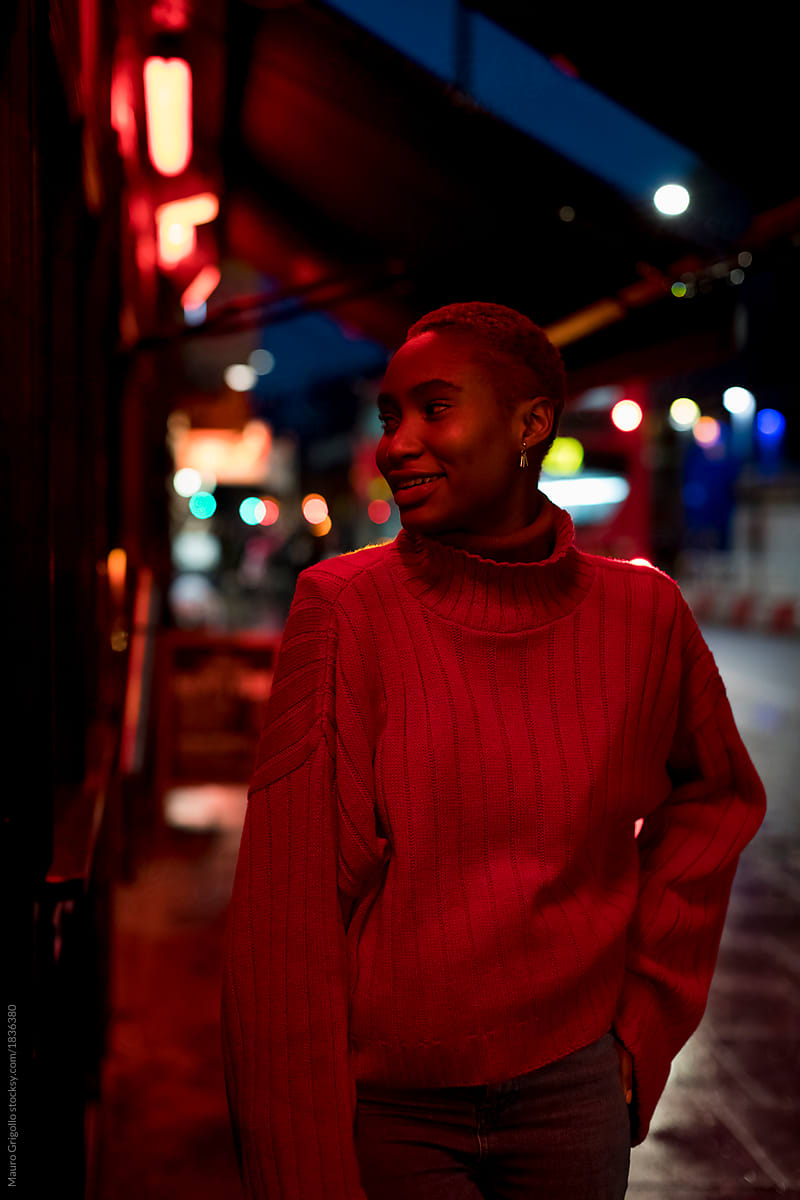 Portrait of a stylish black woman, outdoor in the city at night.