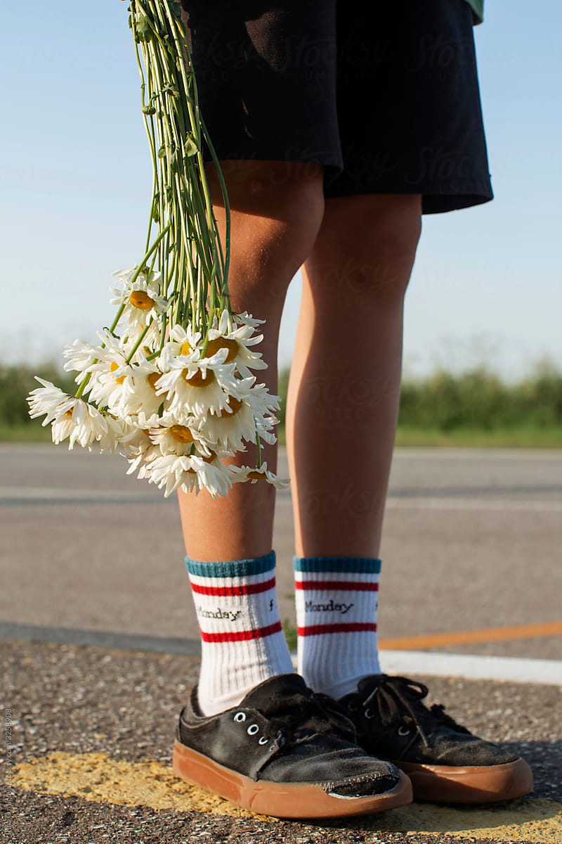 Anonymous with a bouquet of a daisies