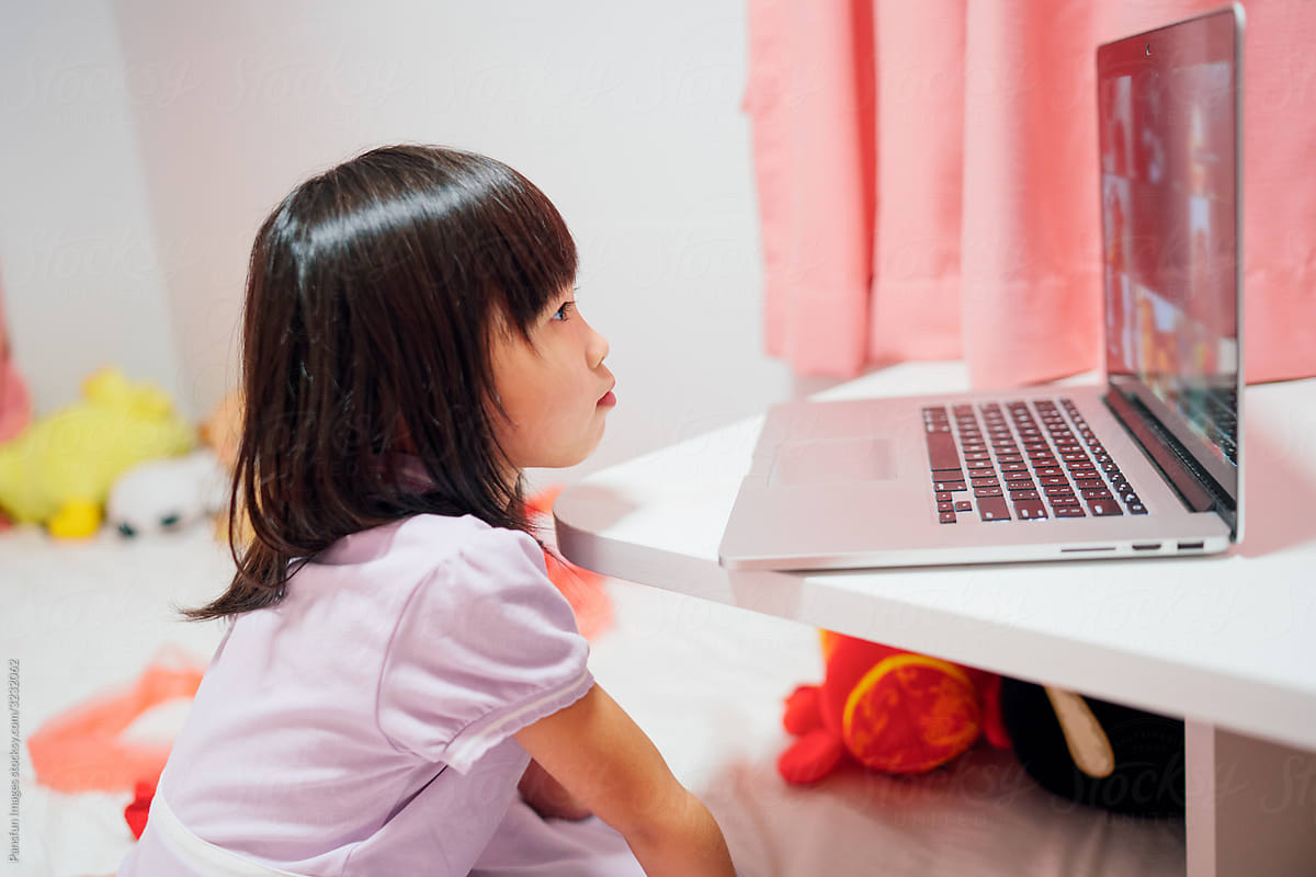 Kindergarten girl online lessons at home