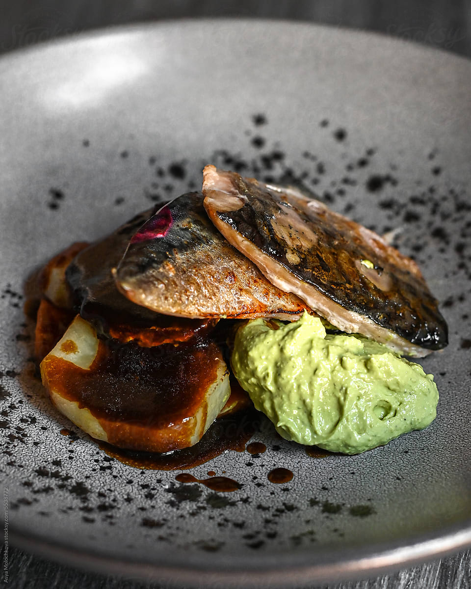 White fish with potatoes and guacamole