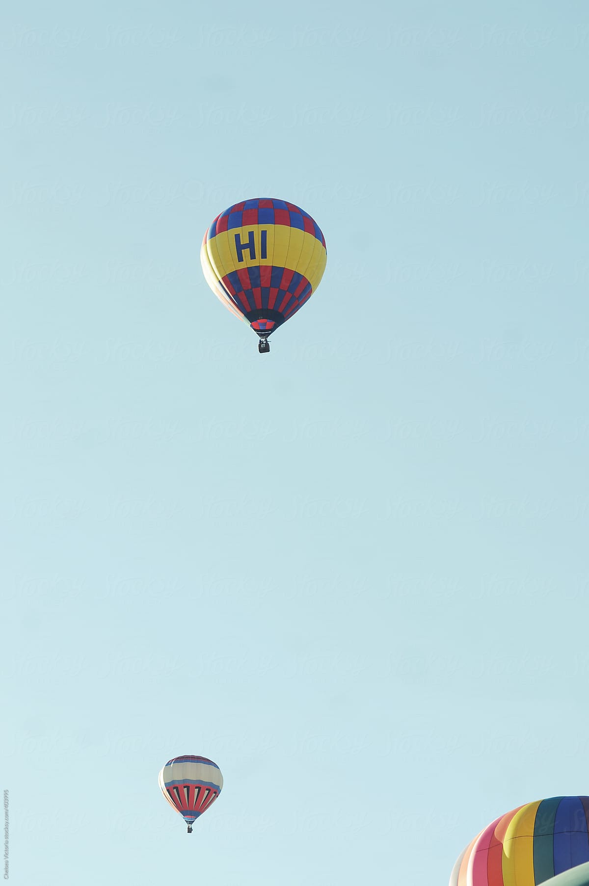 Hot air balloon that says hi