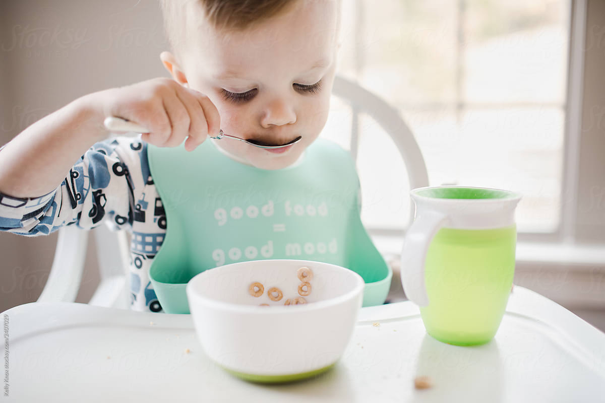 Toddler eating deals spoon