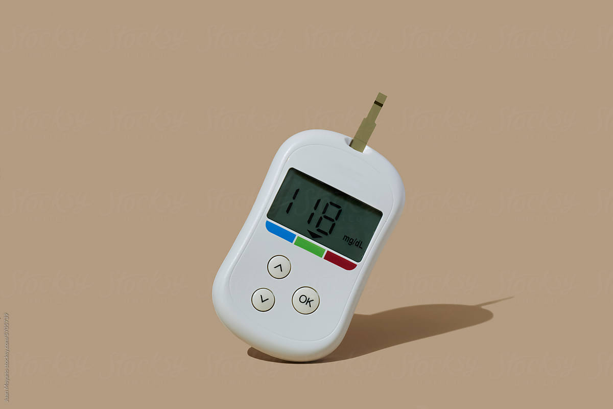 blood glucose meter with a 118 mg/dL measurement