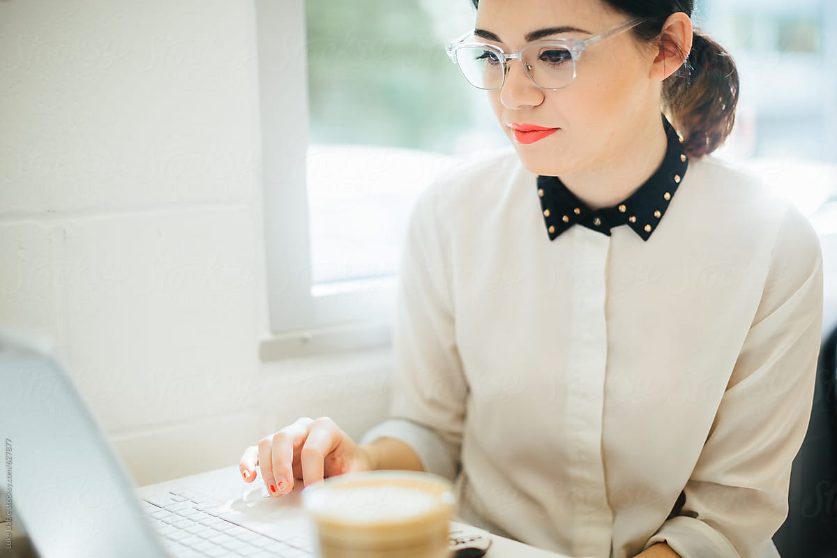 Young business woman working at coffee shop