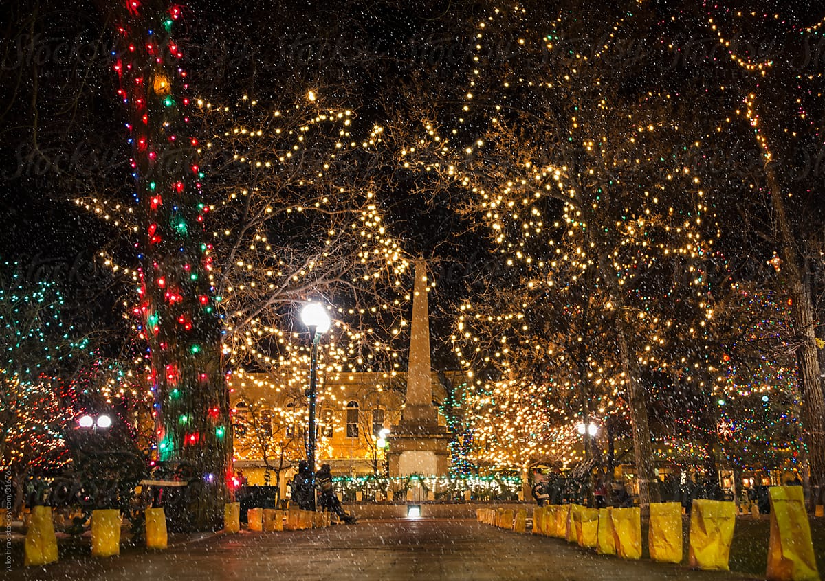 Temporada Empeorando Glosario Snowy Chritmas At Santa Fe Plaza With Illuminations And Luminaria» del  colaborador de Stocksy «Yuko Hirao» - Stocksy