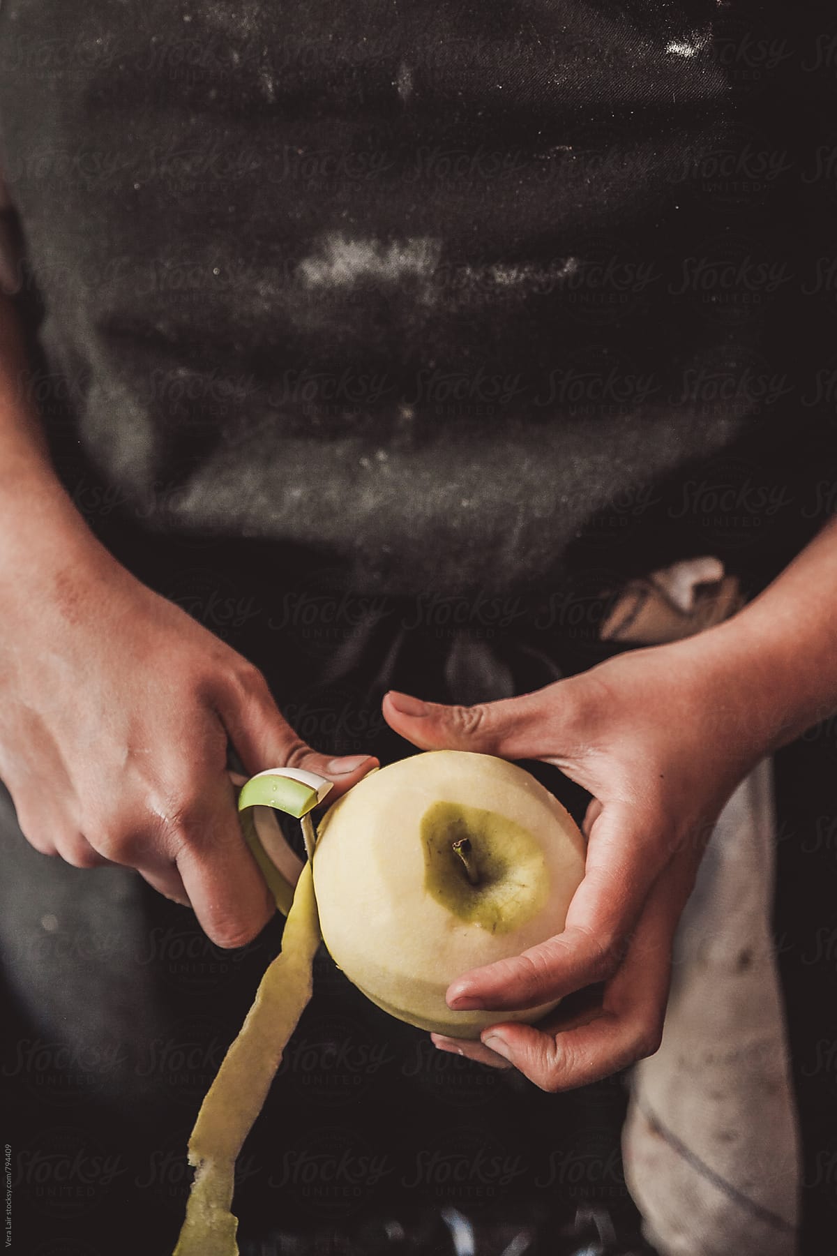 Hands peeling a apple