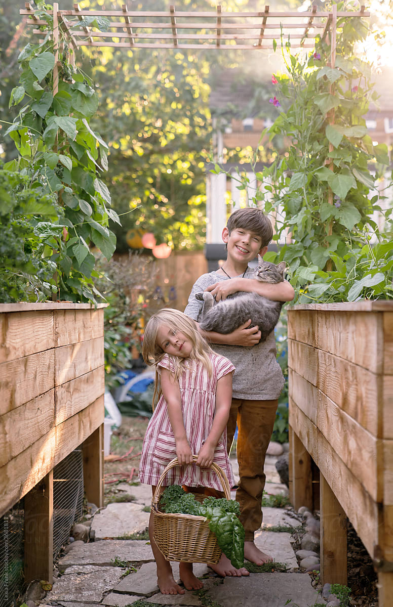 young children in urban farm