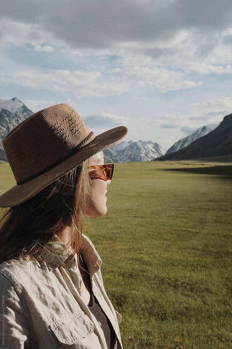 «Girl In A Cowboy Hat Looks Towards The Beautiful Nature» del ...