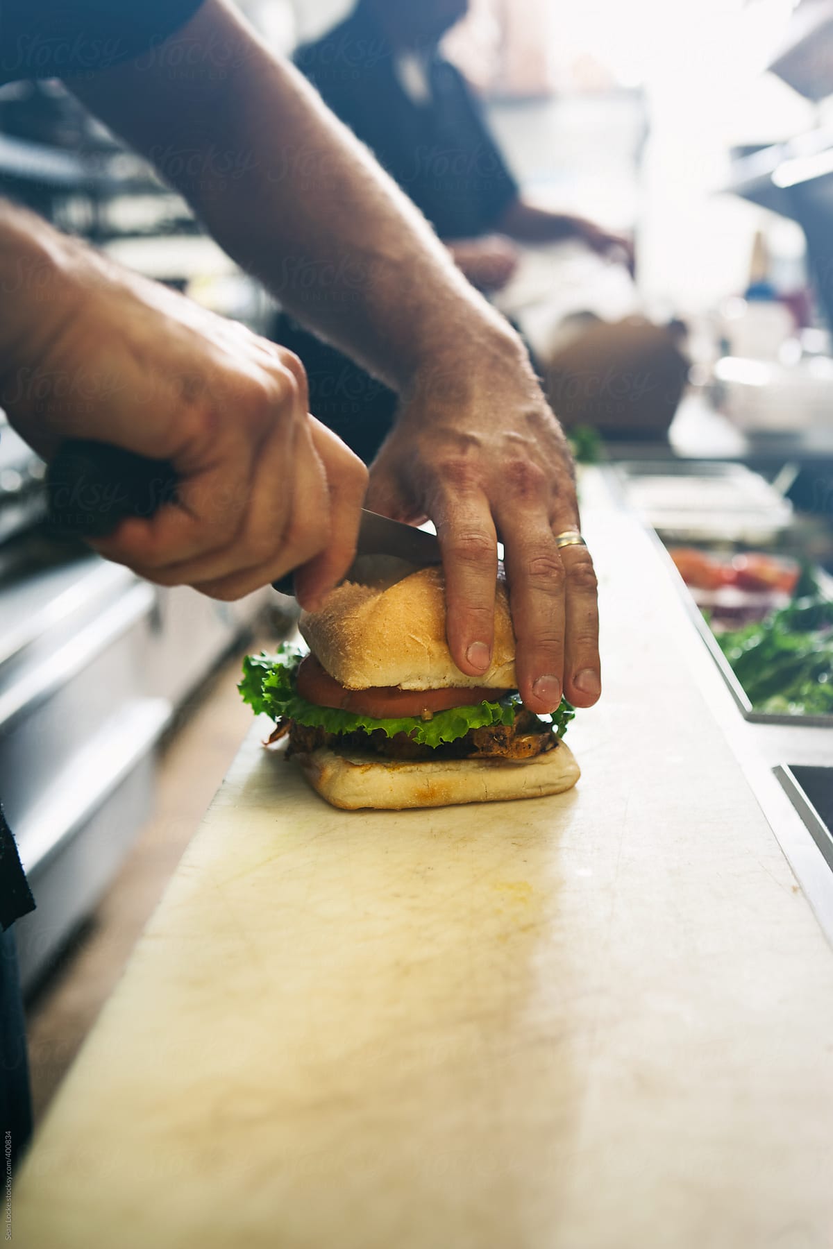 Kitchen: Cutting A Hamburger In Half