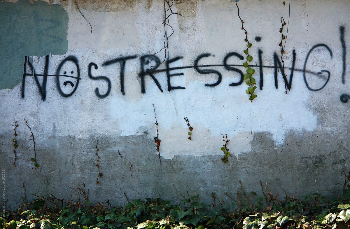 Graffiti on the side of a wall that says No Stressing!
