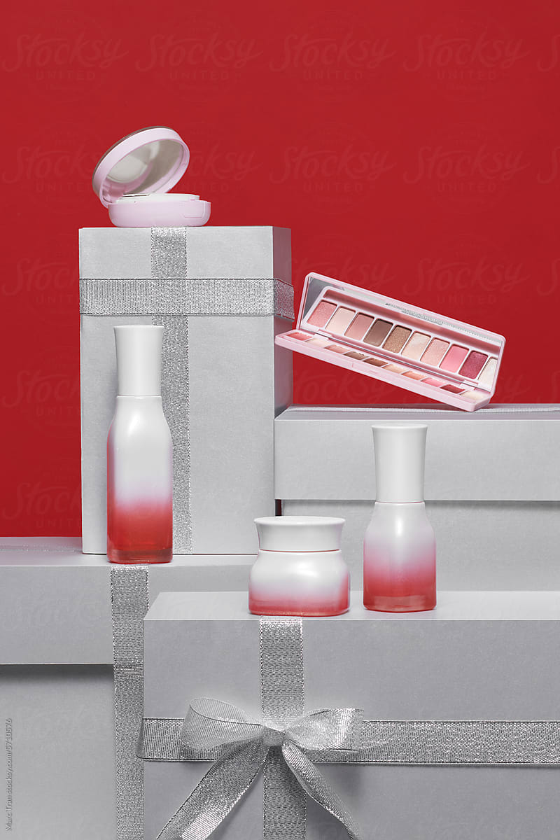 Cosmetic gift set with silver Christmas boxes