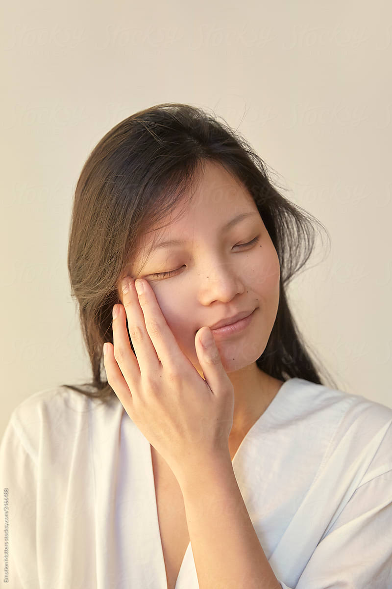 Massage to relief under eye puffiness