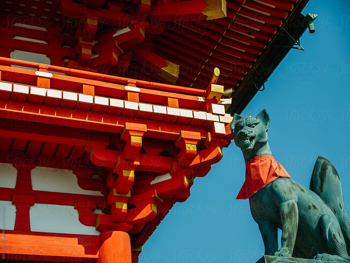 Fox statue at the famous Kyoto Fushimi Inari Taisha Shrine